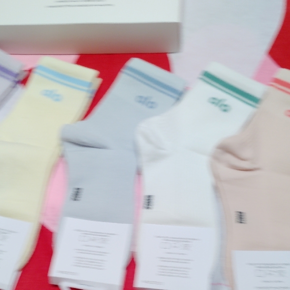 New ALO Yoga Women's Pastel Crew Socks Set (5) - Picture 4 of 11